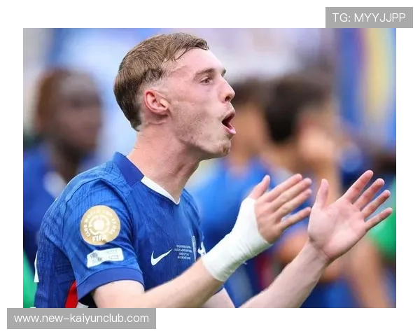 切尔西帕尔默逆足抽射破网引起全场轰鸣