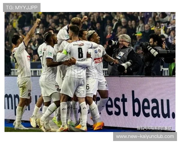 法甲里昂依靠技术优势频繁制造威胁,场面逐渐偏向客队